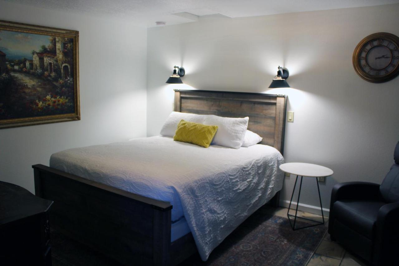 Silverton Inn & Suites Екстериор снимка