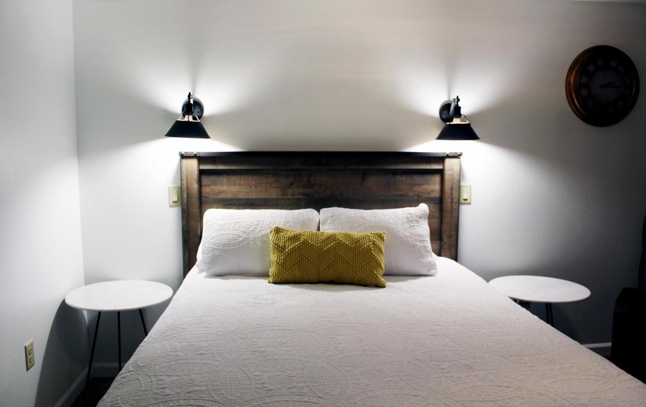 Silverton Inn & Suites Екстериор снимка