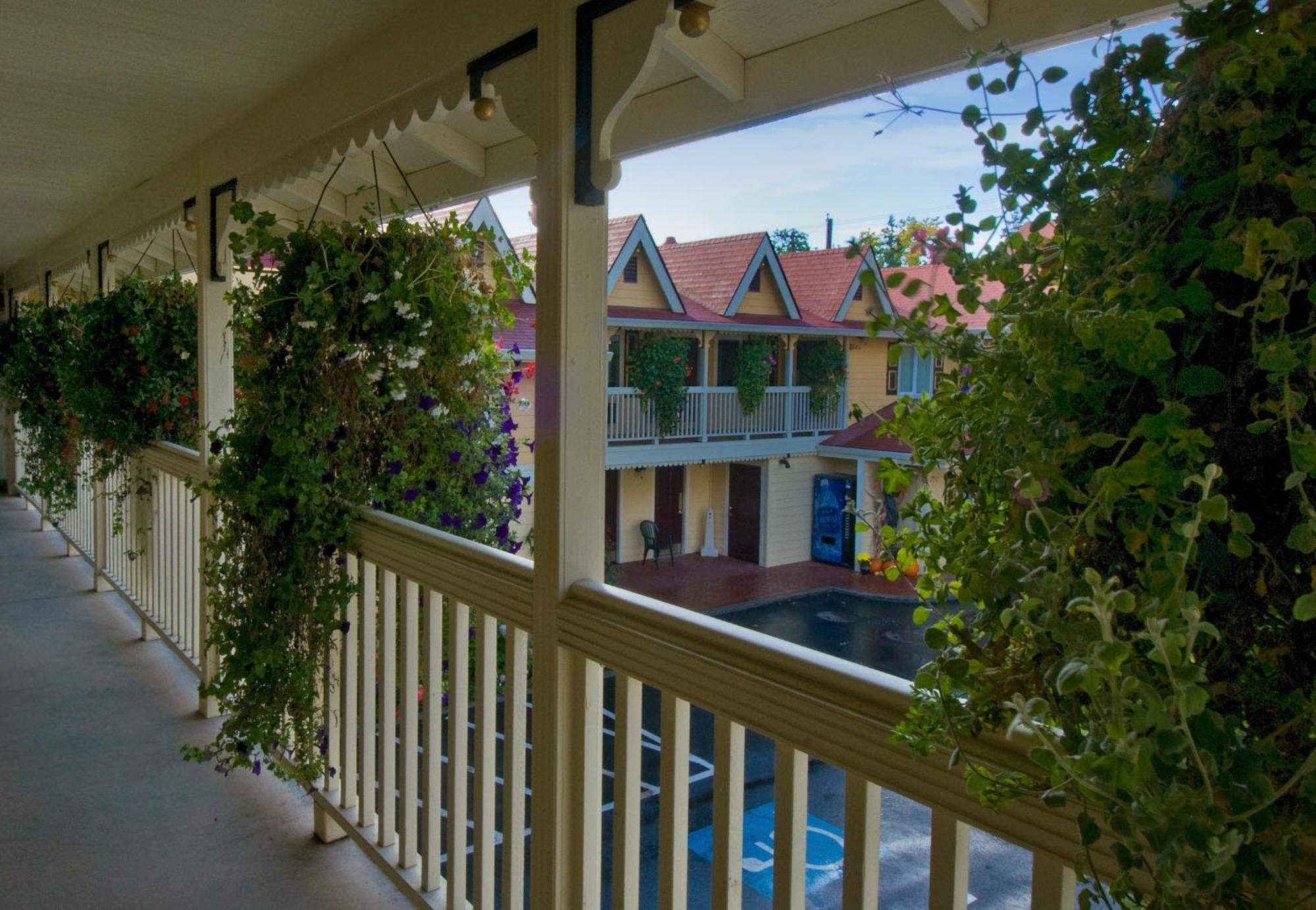 Silverton Inn & Suites Екстериор снимка